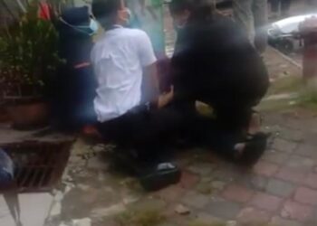 TANGKAP layar ketika kejadian pemuda ditikam selepas berlaku pertengkaran di Seksyen 9, Shah Alam Isnin lalu.