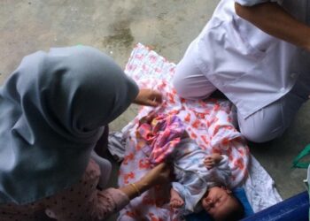 SEORANG bayi ditinggalkan di tepi tong sampah pondok menunggu bas di Jalan Mahmoodiah berhampiran Hospital Sultanah Aminah (HSA) di sini semalam.