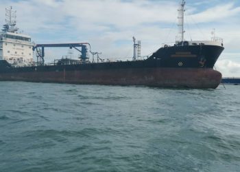 KAPAL tangki berdaftar di Singapura yang ditahan Maritim Malaysia Johor kerana berlabuh di perairan Tanjung Piai, Ponton tanpa kebenaran Pengarah Laut Malaysia.