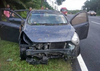 KEADAAN kereta Perodua Alza yang remuk setelah terbabas kerana melanggar seekor babi di Kilometer 78, Jalan Ipoh-Kuala Lumpur di Tapah hari ini. - GAMBAR IHSAN PDRM