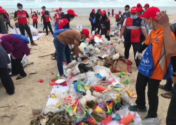 SUKARELAWAN mengumpulkan sampah yang dikutip sempena World Cleanup Day 2020 anjuran SWM Environment, baru-baru ini.