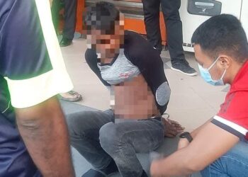 LELAKI warga Rohingya (tengah) yang ditahan kerana cuba menyamun seorang peniaga warga emas di Pasar Borong Jalan Meru, Klang pagi tadi.