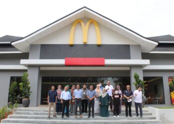 RAZALI Ab. Malik (hadapan, empat dari kiri) bersama Suhaiza Sharudin (hadapan, empat dari kanan) dan Felina Lim (hadapan, tiga dari kanan) bergambar di hadapan restoran McDonald's Tampin yang mula dibuka hari ini.-UTUSAN/NOR AINNA HAMZAH