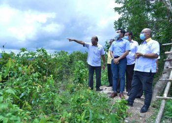 MOHD. Shahar Abdullah (dua dari kiri) melawat Kawasan Pembangunan Industri Lembah Chuping (CVIA), Padang Besar, Perlis hari ini.- UTUSAN/ NAZLINA NADZARI