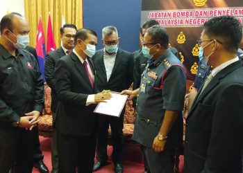 ADNAN Mat (dua, dari kiri) menyampaikan sijil penghargaan kepada 
Pengarah Jabatan Bomba dan Penyelamat Malaysia Negeri Sembilan, Hamzah Ali sebagai tanda penghargaan kepada anggota bomba yang menjadi 'frontliner' pada Majlis Perasmian Mesyuarat Agung Dwi Tahunan Kali Ke-22 Kesatuan Pekerja Bomba dan Penyelamat Malaysia Cawangan Negeri Sembilan di Seremban hari ini.-UTUSAN/NOR SHAFAWATI YUP