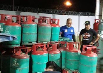 PASUKAN penguat kuasa KPDNHEP Selangor merampas gas LPG bersubsidi dalam serbuan stor haram di Puchong, Selangor, semalam.