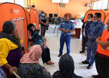 FAZLISYAH Muslim melawat mangsa pusat pemindahan sementara di SK Sega Rantau dekat sini yang terjejas akibat banjir yang berlaku di tiga buah kampung iaitu Kampung Sega Hilir, Kampung Pasir dan Kampung Siliau malam semalam.-UTUSAN/ZAKKINA WATI AHMAD TARMIZI.