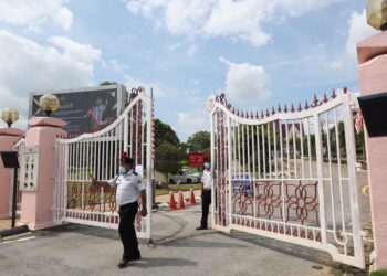 KOMPLEKS Seri Negeri di Ayer Keroh ditutup bagi kerja-kerja nyah cemar, semalam.