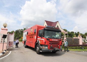 JENTERA bomba keluar dari bangunan pentadbiran kerajaan negeri selepas melakukan proses sanitasi di Kompleks Seri Negeri, Ayer Keroh, Melaka.