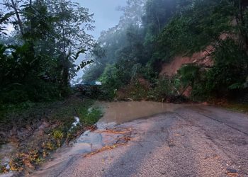 KEADAAN jalan di Batu 24 Jalan Pahang-Cameron Higlands dekat Tapah yang terjejas ekoran tanah runtuh dan pokok tumbang hari ini. - GAMBAR PDRM