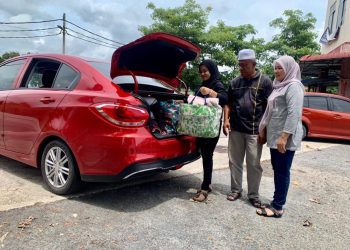 NOR Arizan Abd. Rahman,48, dari Kota Bharu, Kelantan (kanan) membantu anaknya memasukkan semula barangan ke dalam kenderaan selepas dimaklumkan mengenai sesi penangguhan sesi pendaftaran di UiTM kampus Arau, Perlis hari ini.- UTUSAN/MOHD. HAFIZ ABD. MUTALIB