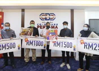 MOHD. Nor Abd Razak (tengah) bersama pemenang Kempen Merdeka bersama Co-opbank Pertama pada majlis penyampaian hadiah kempen di Kuala Lumpur, semalam.