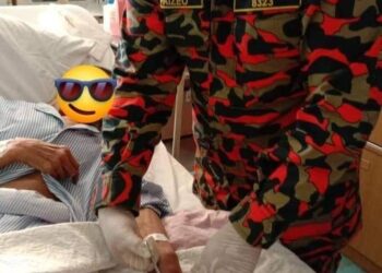 ANGGOTA bomba membantu menanggalkan tiga jejari besi dipakai di jari seorang warga emas di Hospital Sultan Nur Zahirah, Kuala Terengganu, dalam kejadian Khamis lalu.