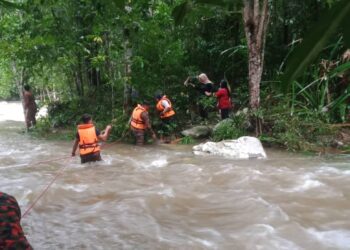 ANGGOTA bomba menyelamat tujuh pengunjung yang terkandas di kawasan puncak Air Terjun Telaga Tujuh, Langkawi.