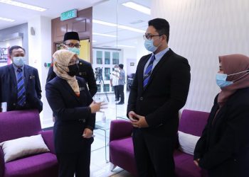 NAIB Canselor UTeM, Prof. Datuk Dr. Raha Abdul Rahim (dua dari kiri) berjumpa dengan Yang Dipertua Majlis Perwakilan Pelajar, Aiman Shafiq Azizan (dua dari kanan) bersama Setiausaha Kerja Majlis Perwakilan Pelajar, Nurul Khalida Kasim (kanan) ketika ditemui di UTeM, Durian Tunggal, Melaka. -UTUSAN/ RASUL AZLI SAMAD