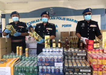 MUHD. Zailani (tengah) menunjukkan arak seludup bernilai RM628,433 yang dirampas pihaknya dalam tiga serbuan di lokasi berasingan semalam.