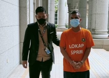 SEORANG bekas Ketua Penolong Setiausaha salah sebuah kementerian ditahan reman SPRM kerana disyaki menerima rasuah bagi satu projek tender kementerian, di Mahkamah Majistret Putrajaya, semalam. GAMBAR IHSAN SPRM