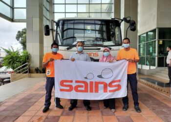 MOHD. Fadzli Awalludin (dua dari kiri) dan Norzita Ismail (dua dari kanan) bersama dua kakitangan SAINS dan lori tangki berkapasiti 1,200 gelen yang dihantar kepada pihak Air Selangor di Seremban 2 dekat sini hari ini.