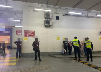 POLIS menjalankan pemeriksaan terhadap lelaki OKU di luar sebuah pasar raya selepas menerima aduan orang awam di Banda Hilir.