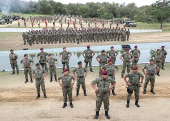 ZAMROSE Mohd. Zain (tengah) bergambar bersama pegawai serta anggota selepas menerima penganugerahan Beret Merun dan Sayap Penerjunan Kehormat sempena Hari Ulang Tahun 10 Briged Para di Dataran Parawood 8 RRD di Kem Terendak, Sungai Udang. /Pemberita ; Aimy Ahmad /Gambar ; RASUL AZLI SAMAD