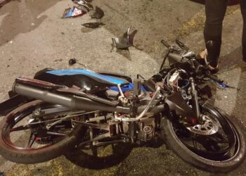 KEADAAN motosikal ditunggang Muhammad Zulhafiz Ashraf Ramlan, 19 yang merempuh Toyota Vios  di kilometer 50 Jalan Batu Pahat-Mersing semalam.