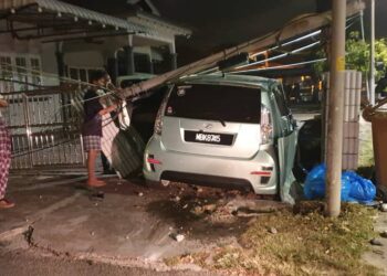 KEADAAN kereta Perodua Myvi yang merempuh sebuah rumah gara-gara mengelak seekor anjing di Jalan Bukit Piatu, Melaka.