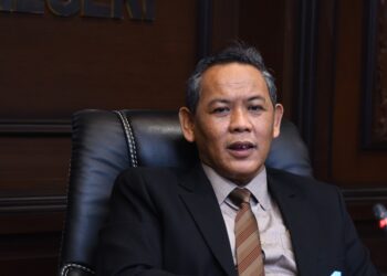 AMINUDDIN Harun dalam sidang akhbar selepas mempengerusikan Mesyuarat Mingguan Exco di Wisma Negeri dekat sini hari ini.