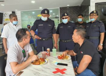 BAHARUDIN Mat Taib (dua dari kiri) menerangkan prosedur operasi standard Perintah Kawalan Pergerakan Bersyarat kepada orang ramai di Shah Alam. - UTUSAN/ISKANDAR SHAH MOHAMED