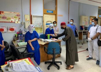 ZULKIFLI menghadiahkan buku bertajuk 'Inilah Doaku' buat kakitangan HTJ sebagai sumbangan dan penghargaan kerana telah menguruskan dirinya sepanjang mendapat rawatan sebagai pesakit Covid-19 di hospital berkenaan.-Gambar Twitter Dr. Zulkifli Mohamad Al-Bakri.