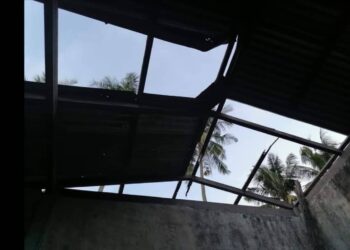 KEADAAN bumbung rumah Wan Aisyah Jaafar di Kampung Dal, Che Deris, Kota Bharu, Kelantan.