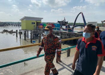 NORAZAM Khamis (kiri) mengadakan tinjauan air pasang besar di Jeti Pulau Ketam di sini hari ini.