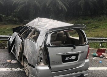 KEADAAN Toyota Innova yang dinaiki enam sekeluarga remuk akibat kemalangan di Kilometer 316.8, Lebuhraya Pantai Timur 2 (LPT2) berhampiran susur keluar Plaza Tol Kijal di Kemaman, Terengganu hari ini.