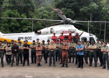 SALIM Aman (tengah) hadir ke program tamat Latihan Mencari dan Menyelamat (SAR) dalam Hutan Simpanan Kekal di Taman Eco Rimba Gunung Belumut.