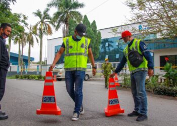 TINJAUAN Utusan Malaysia pagi ini mendapati Sekolah Tinggi Islam As Sofa di Jalan Bunga Tanjung 1/1, Senawang Industrial Park, Seremban sudah dikawal anggota polis dan Rela serta pintu masuk ke sekolah tersebut turut telah dipasang dengan tali keselamatan.-UTUSAN/MUHAMMAD IZZAT TERMIZIE.