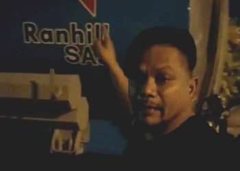 Tangkapan layar video yang tular menunjukkan Mohd.Azhar Osman memuji tindakan Syarikat Ranhill SAJ menghantar air ke kawasan penduduk di Taman Seri Andalas kelmarin.-UTUSAN/
ABDUL RAZAK IDRIS