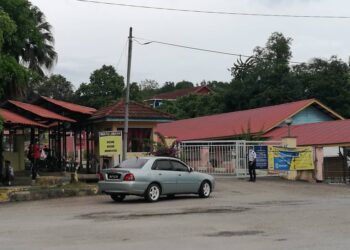 IBU bapa dan penjaga mula menjemput anak mereka di SMK DUHA yang akan ditutup mulai esok hingga 29 Oktober ini susulan seorang pelajar lelaki tingkatan satu sekolah berkenaan positif Covid-19.-UTUSAN/NOR AINNA HAMZAH.