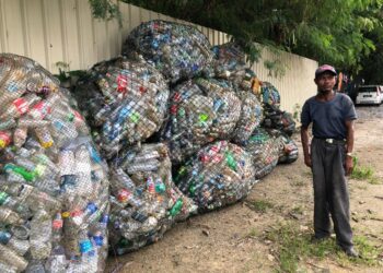 TIDAK sanggup melihat keindahan pantai Kuala Perlis tercemar, Umat Osman mengambil inisiatif bersendirian mengutip botol di kawasan pesisir pantai Kuala Perlis sejak lebih setahun lalu.- UTUSAN/IHSAN SHAMIL ABD. RAHMAN