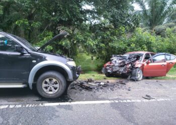 KEADAAN Proton Gen 2 yang dinaiki dua beranak selepas bertembung dengan kenderaan pacuan empat roda kerana cuba mengelak ular melintas di Kilometer 61, Jalan Jerangau-Jabor berhampiran Bukit Besi, hari ini.
Gambar:  NIK NUR IZZATUL HAZWANI NIK ADNAN