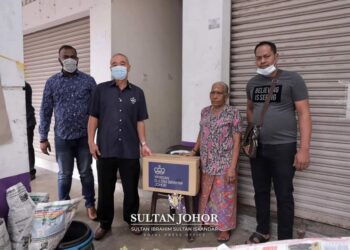 PARA penduduk di sekitar kawasan Kangkar Pulai dan Skudai menerima bantuan keperluan makanan kurniaan Sultan Johor menerusi Yayasan Sultan Ibrahim Johor.-IHSAN Royal Press Office (RPO)