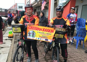 Amarudin Awang (kanan) bersama isterinya, Aminah Daud memulakan cabaran kayuhan 1,000 Kilometer ke Johor, hari ini.