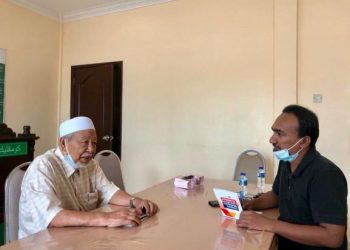 WARTAWAN Utusan Malaysia, Mohd. Hafiz Abd. Mutalib (kanan) menemu bual Hashim Jasin di Kompleks Pas Kangar, Perlis, baru-baru ini.