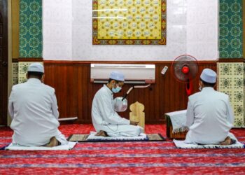 Hanya tiga orang jemaah sahaja terdiri daripada imam, bilal dan siak dibenarkan bagi mendirikan solat berjemaah lima waktu mengikut SOP PKPB termasuk di Masjid Datuk Kelana Petra Undang Luak Sungei Ujong, Putra Nilai, Nilai dekat sini.-UTUSAN/MUHAMMAD IZZAT TERMIZIE.