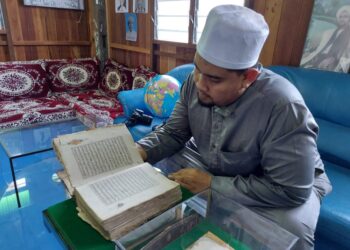 BARKATULLAH Mohd. Bahari menunjukkan al-Quran tulisan tangan milik ulama dikenali Lebai Din di Galeri Waris Ulama Awla Chenor hari ini.-UTUSAN/ SALEHUDIN MAT RASAD