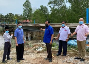 AHMAD Maslan (tiga dari kiri) meninjau pembinaan Jambatan Sepah Beruang, di Benut, Pontian.-UTUSAN/ MUHAMMAD ZIKRI