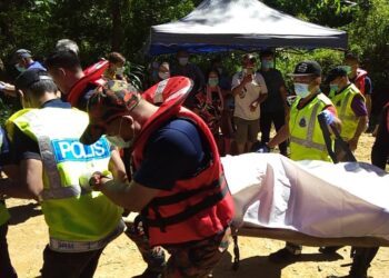 ANGGOTA bomba dan polis membawa naik mayat warga emas yang ditemukan tersangkut pada dahan kayu di dalam gua di sungai berhampiran Gua Ikan, Titi Tinggi, Padang Besar, Perlis hari ini