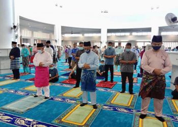 MUHYIDDIN Yassin (tengah) melaksanakan solat sunat dua rakaat sebaik tiba di Masjid Haji Muhammad Yassin, Pagoh hari ini.-UTUSAN/ RAJA JAAFAR ALI