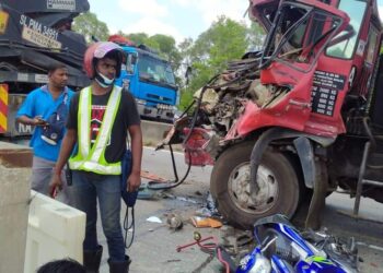 KEADAAN treler yang terlibat dalam kemalangan hingga mengakibatkan kesesakan teruk di Jalan Pelabuhan Barat, Klang, hari ini.