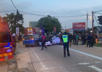 SEORANG anggota polis maut manakala tiga yang lain cedera selepas terlibat dalam kemalangan membabitkan dua kenderaan di Jalan Kangkar Tebrau, Kampung Kangkar Tebrau, Johor. - IHSAN BOMBA