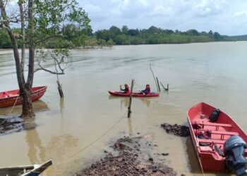 ANGGOTA bomba menggunakan kayak dalam operasi mencari dan menyelamat (SAR), Muhammad Azri yang dikhuatiri lemas di jeti nelayan Kampung Sungai Sekawang, Pasir Panjang, Port Dickson hari ini.-UTUSAN/ZAKKINA WATI AHMAD TARMIZI.