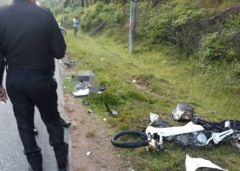 Keadaan motosikal dinaiki dua pelajar sekolah yang remuk selepas bertembung dengan sebuah lori balak dalam kejadian kemalangan maut di Kilometer 26 Jalan Utama Felda Mempaga di Bentong hari ini.